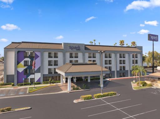 Spark by Hilton Bakersfield Central - Housity
