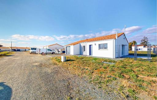 Gorgeous Home In Les Magnils-Reigniers With Wifi - Housity