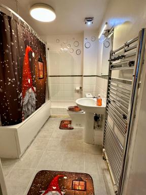 London 2 Bed 2 Bath Apartment Holiday Home - Free Parking - 3min walk to the Train station - 19min to London Liverpool Street 5min to Victoria Line 1GB Broadband super fast Internet GROUND FLOOR 100s of shops restaurants bakeries 24-hour ASDA superstore - Housity