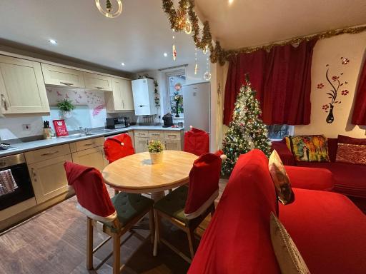 London 2 Bed 2 Bath Apartment Holiday Home - Free Parking - 3min walk to the Train station - 19min to London Liverpool Street 5min to Victoria Line 1GB Broadband super fast Internet GROUND FLOOR 100s of shops restaurants bakeries 24-hour ASDA superstore - Housity