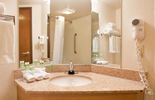 Holiday Inn Express Hotel & Suites Branson 76 Central, an IHG Hotel - Housity