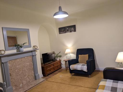 Apartment with Outside Patio and Car Space - Hizvo