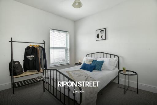 Cosy and Inviting 2-bed Townhouse in Lincoln by Renzo, Free Wi-Fi, Ideal for contractors - Housity