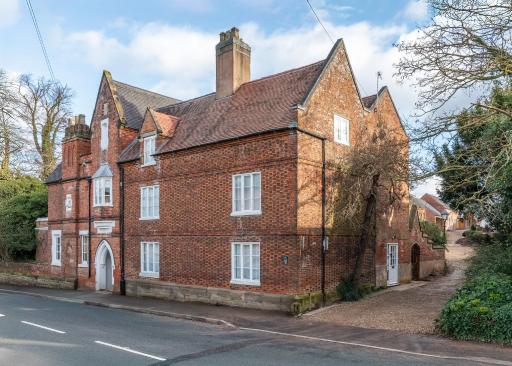 Airfield Manor - Housity