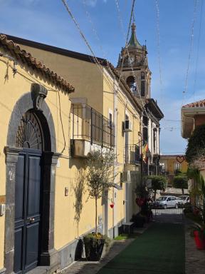 Esclusivo Cortile Duca D'Aosta ai piedi dell'ETNA - Housity