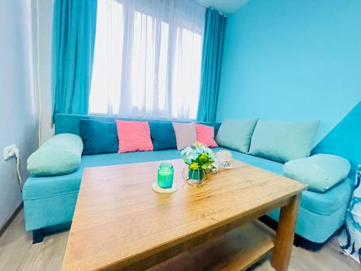 By The Sea - central with free parking - Housity