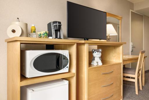 Staypineapple, University Inn, University District Seattle - Housity