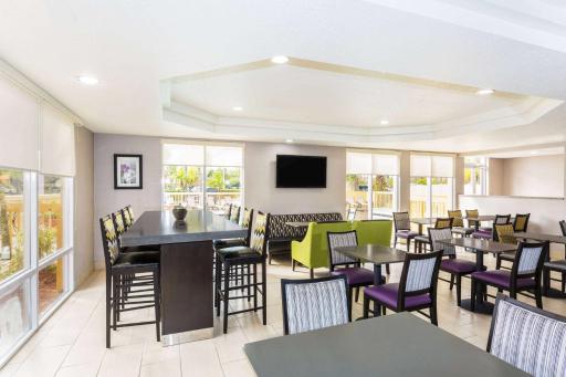 La Quinta by Wyndham Orlando Universal area - Free Shuttle to Universal - Housity