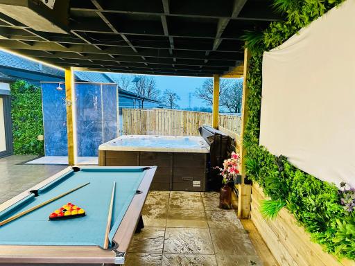 The Hideaway - Farm Stay with hottub, pool table and outdoor cinema - Housity