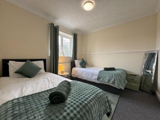 Olive House Long Stays Sleeps 8 Free Parking - Housity