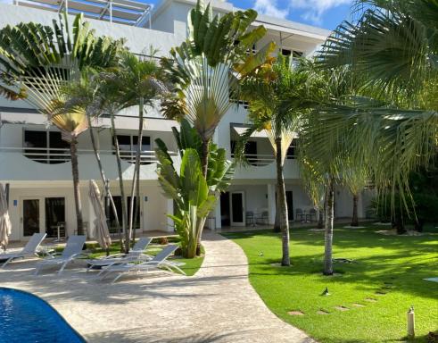 New Garden Hotel - Housity