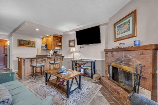 Cozy 1BDR with Views Free Parking Near Bus Stop - Housity