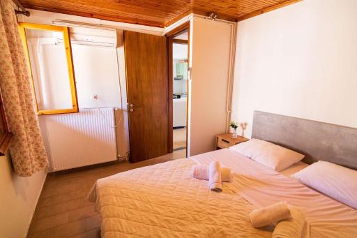 Iria's Cosy House, BBQ, garden, indoor fireplace - Housity