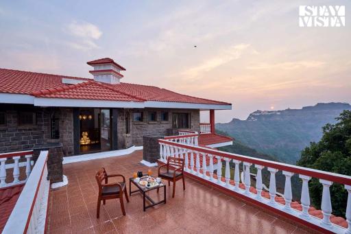 The Cliffhanger - Tarzan's Villa In The Wilderness - Housity