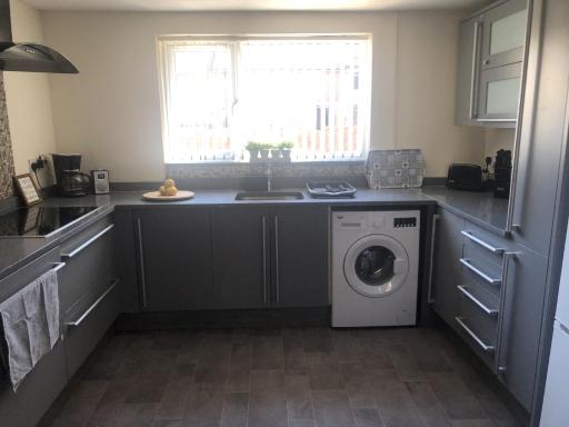 Sea Breeze is next to the Beach & Harbour - Housity