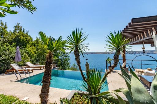 Artistic Beach House with Pool - Housity
