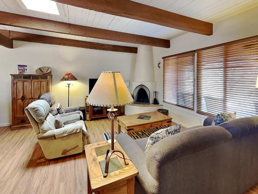 Artist Road #30, 2 Bedrooms, Fireplace, Pool Access, Washer/Dryer, Sleeps 4 - Housity