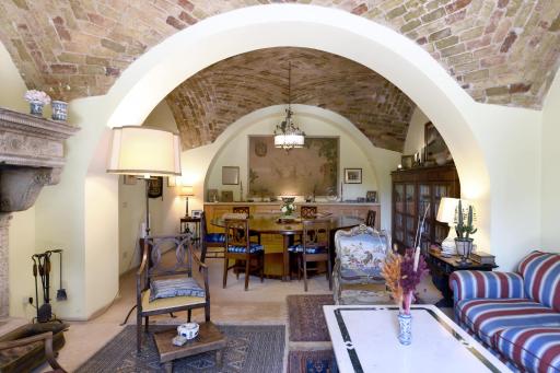 Colonna Country Home - Housity