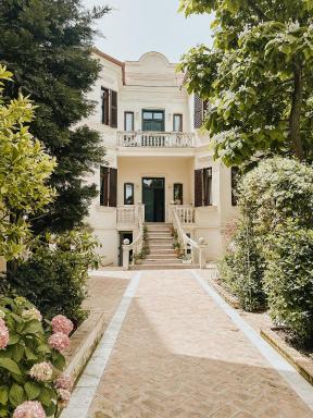 Seven cafe & hotel - Housity