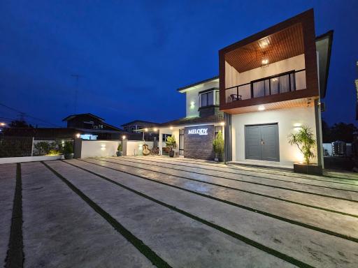 Melody Whole Or Suite Room - Housity