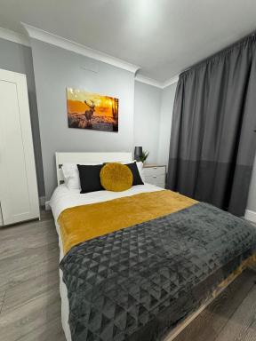 Stylish 2-Bed Garden Flat, 5 Mins to Brixton - Housity