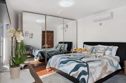Dina’s Flower House - Housity