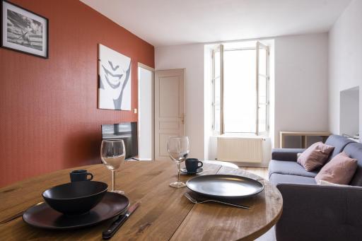 Gîte Terracotta de Segré ✰ cuisine ✰ chambre (lit queen size) ✰ salon - Housity