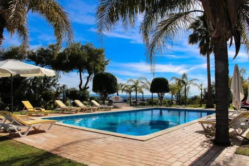 Elegant Villa in Loule with Private Pool - Housity
