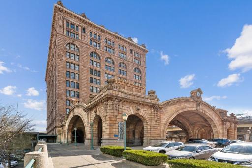 Placemakr Downtown Pittsburgh at The Pennsylvanian - Housity