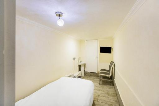 OYO Old Oak Tree Inn - Housity