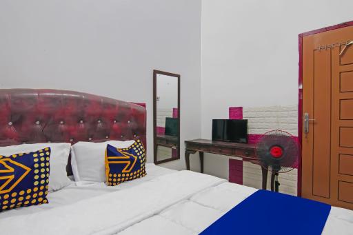 SPOT ON 92570 Putri Guest House Syariah - Housity