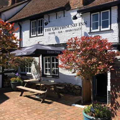 The Greyhound Inn - Housity
