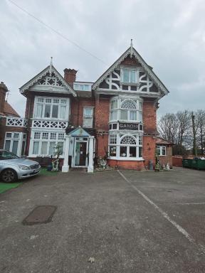 Kingswood Hotel - Housity