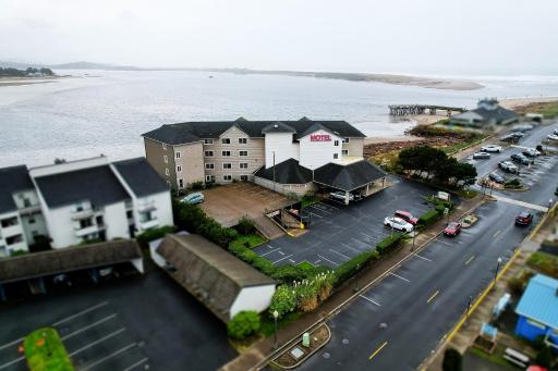 Siletz Bay Beachfront Hotel by OYO Lincoln City - Housity