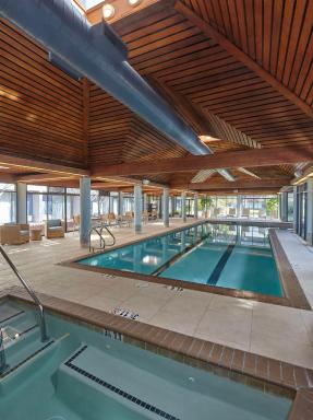 DoubleTree by Hilton Hotel Berkeley Marina - Housity