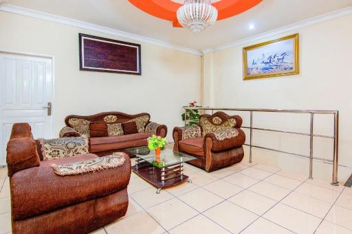 OYO 2045 Hotel 211 - Housity