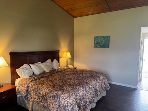 Town & Country Motel - Housity