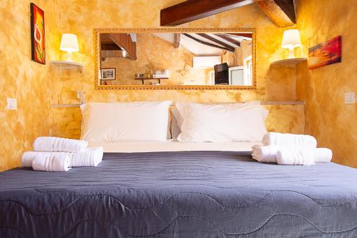 ROMA VATICAN HOUSE GOLD LOFT - Hizvo