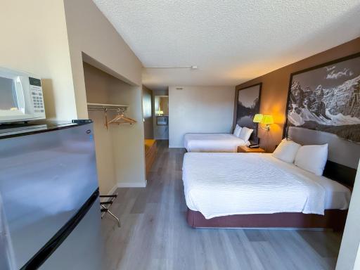 Super 8 by Wyndham Medicine Hat AB - Housity