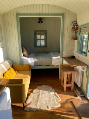 Sunset Snug Shepherd hut - Housity