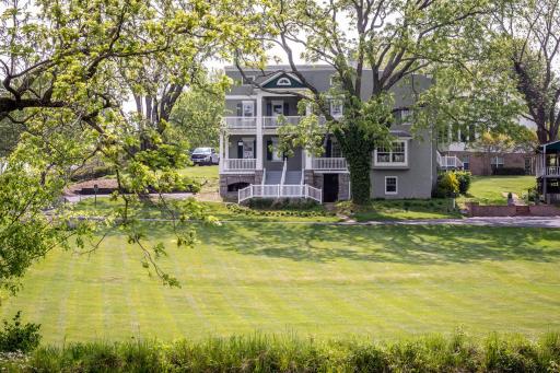By the Side of the Road Inn & Cottages - Housity