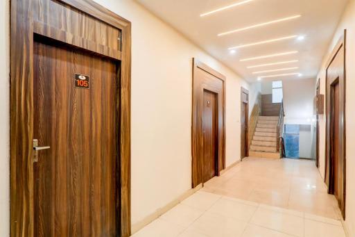 OYO Flagship Hotel Shaurya - Housity