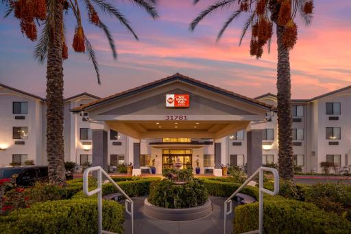 Best Western Plus Lake Elsinore Inn & Suites - Housity