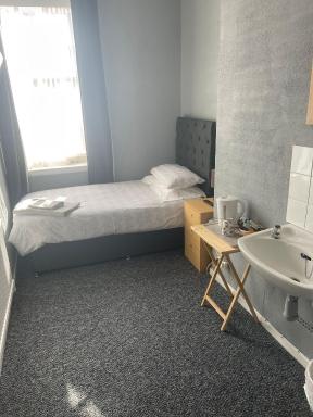 Shakers Inn - Housity