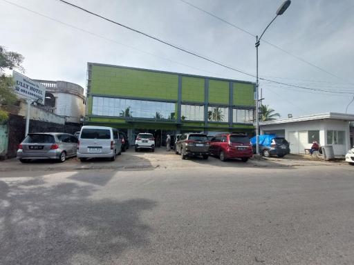 Ully Hotel Solok - Housity