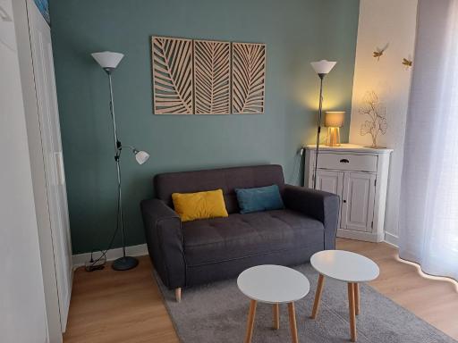 Bandol nature et loisirs: Parking/ Piscine - Housity