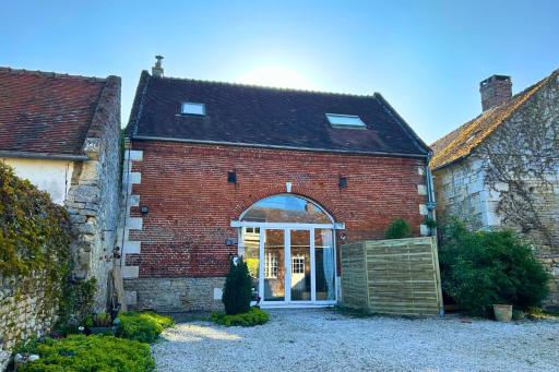 Les Gîtes de Pronleroy l Gîte Rural 27 Couchages et SPA En Picardie - Housity