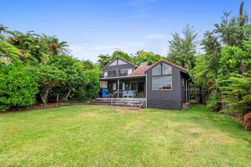 Lakeside Villa - Lake Rotoiti Holiday Home - Housity