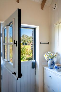 Charming Dutch Country Cottage with Private Garden - Housity