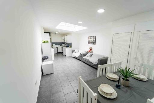 STAY SA Equipped Studios in Guest House next to UOB and QE! - Hizvo